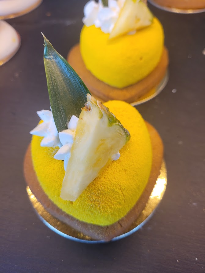 Entremet Mangue-Ananas avec insert crémeux et mousse légère