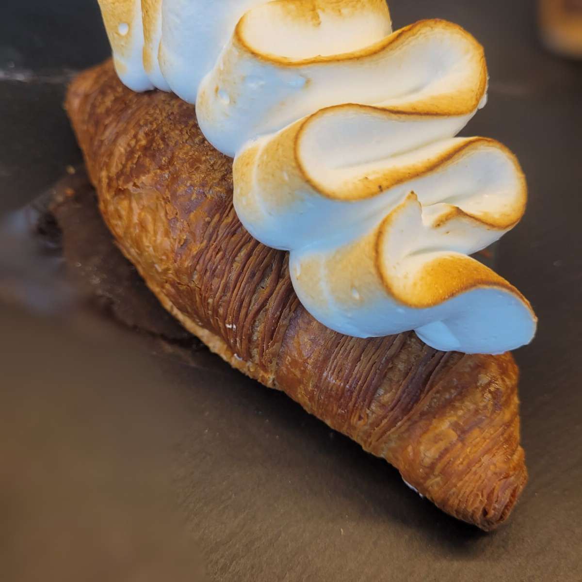 Croissant Supplice fourré au citron avec meringue italienne caramélisée